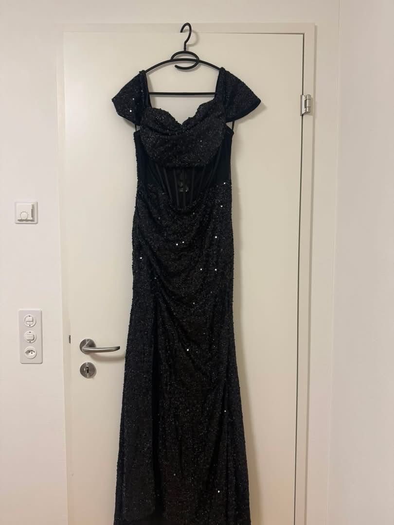 Schwarzes Kleid