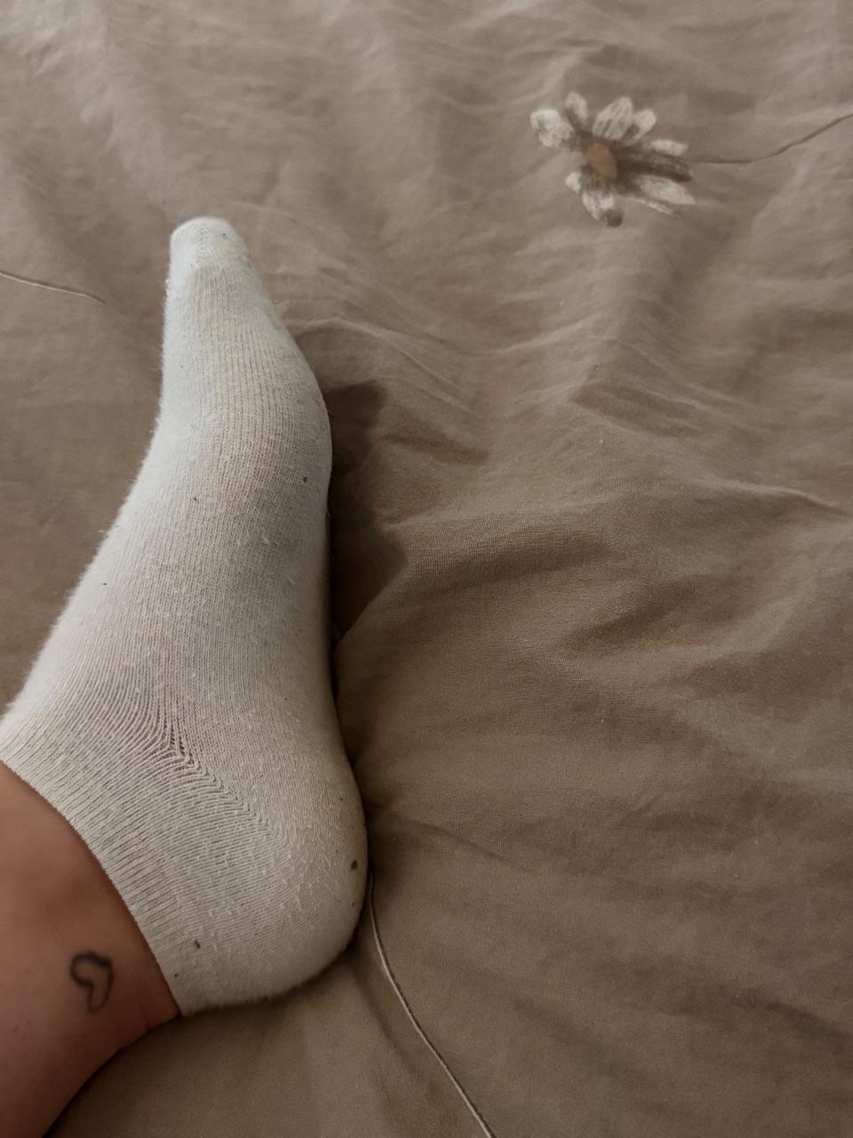 Getragene Socke kleine Füße