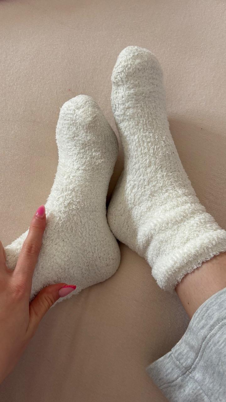 Blondine verkauft getragene Socken