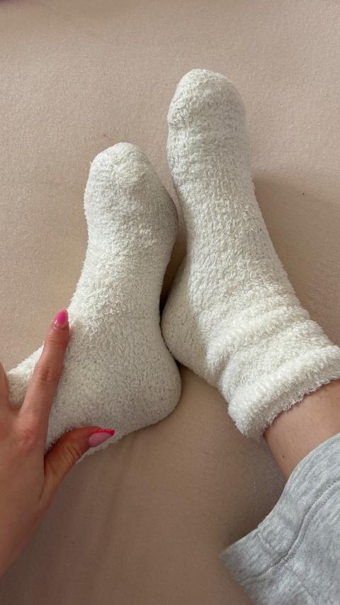 Blondine verkauft getragene Socken