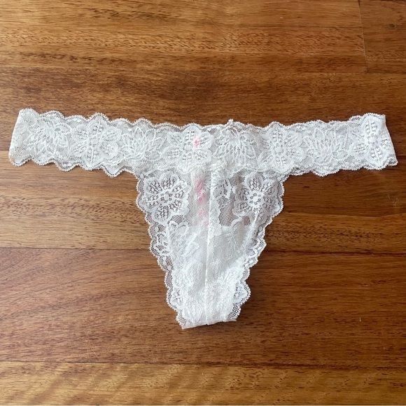 weißer getragener Schlüpfer Size S