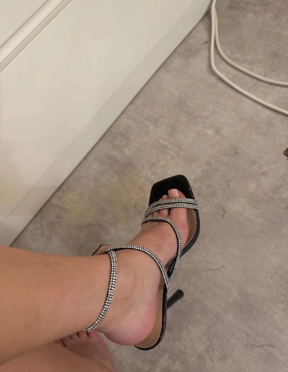 Schwarze getragene High Heels