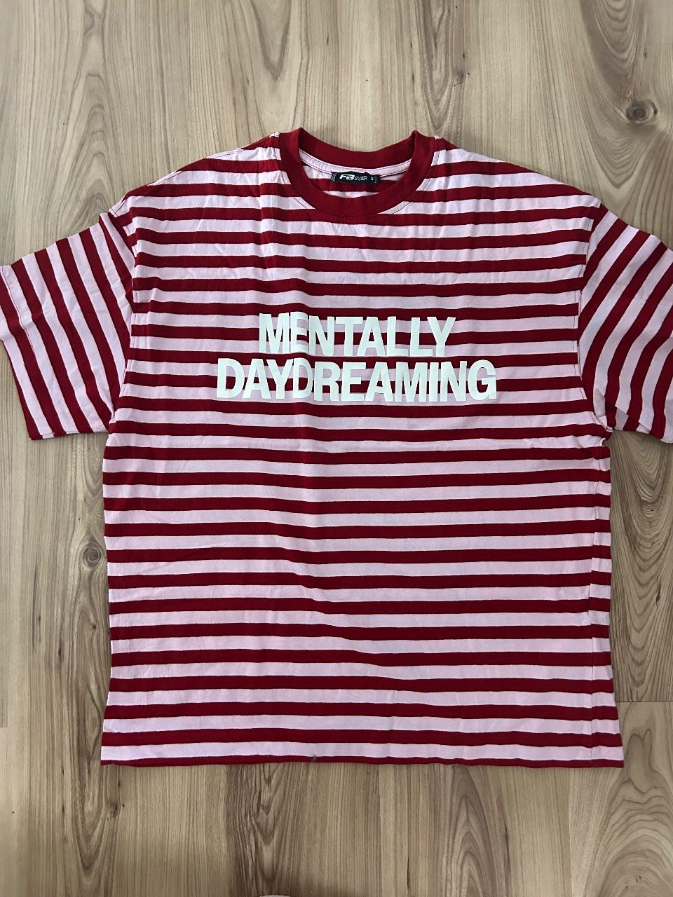 Rot-weiß gestreiftes T-Shirt mit Print - Größe S