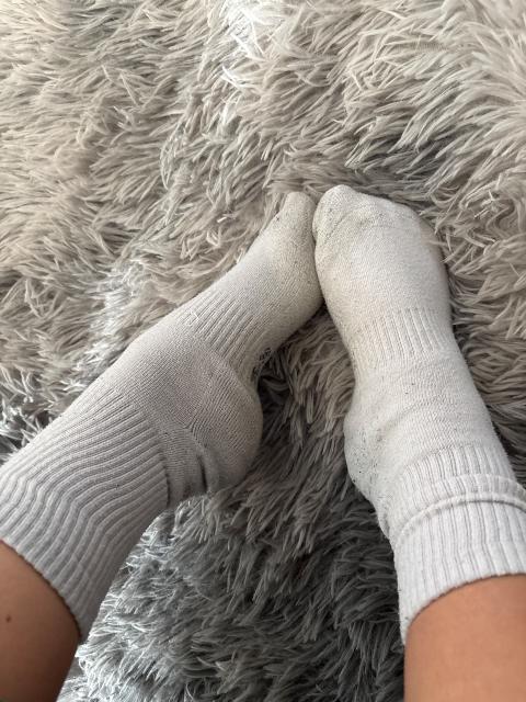 Getragene verschwitzte weiße Socken in der große 37