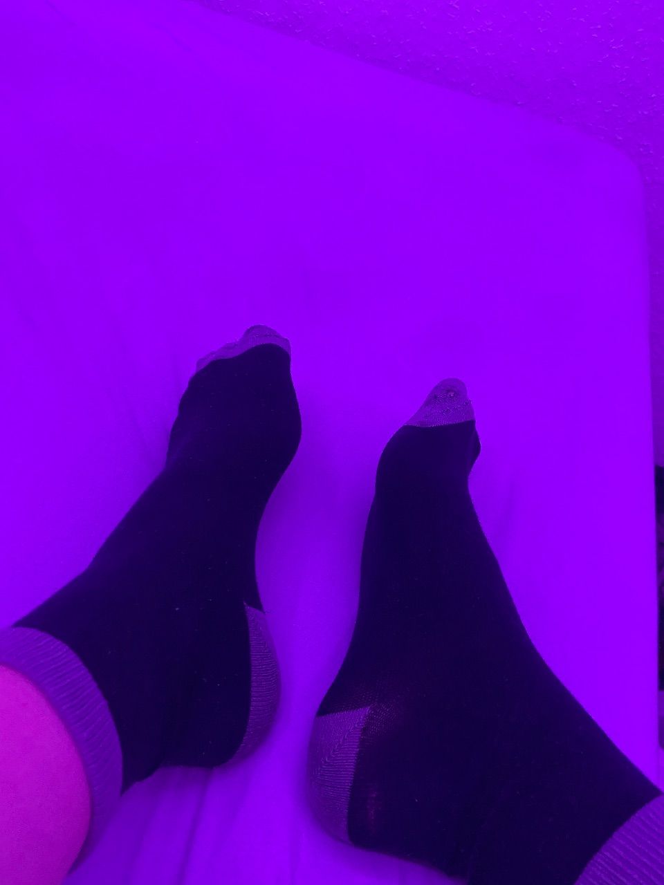 getragene Socken mit kleinem Loch vorne