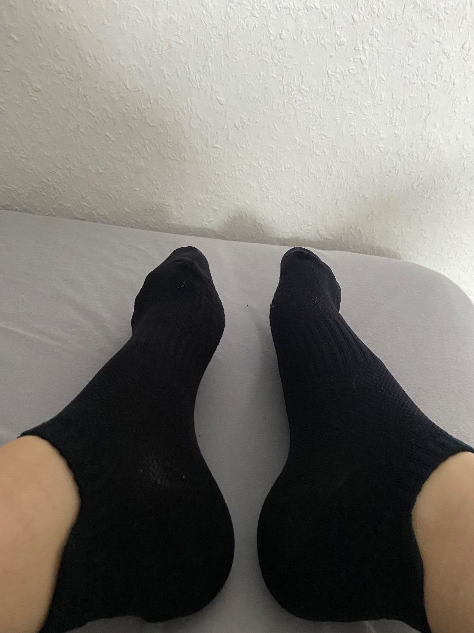 getragene schwarze Söckchen 