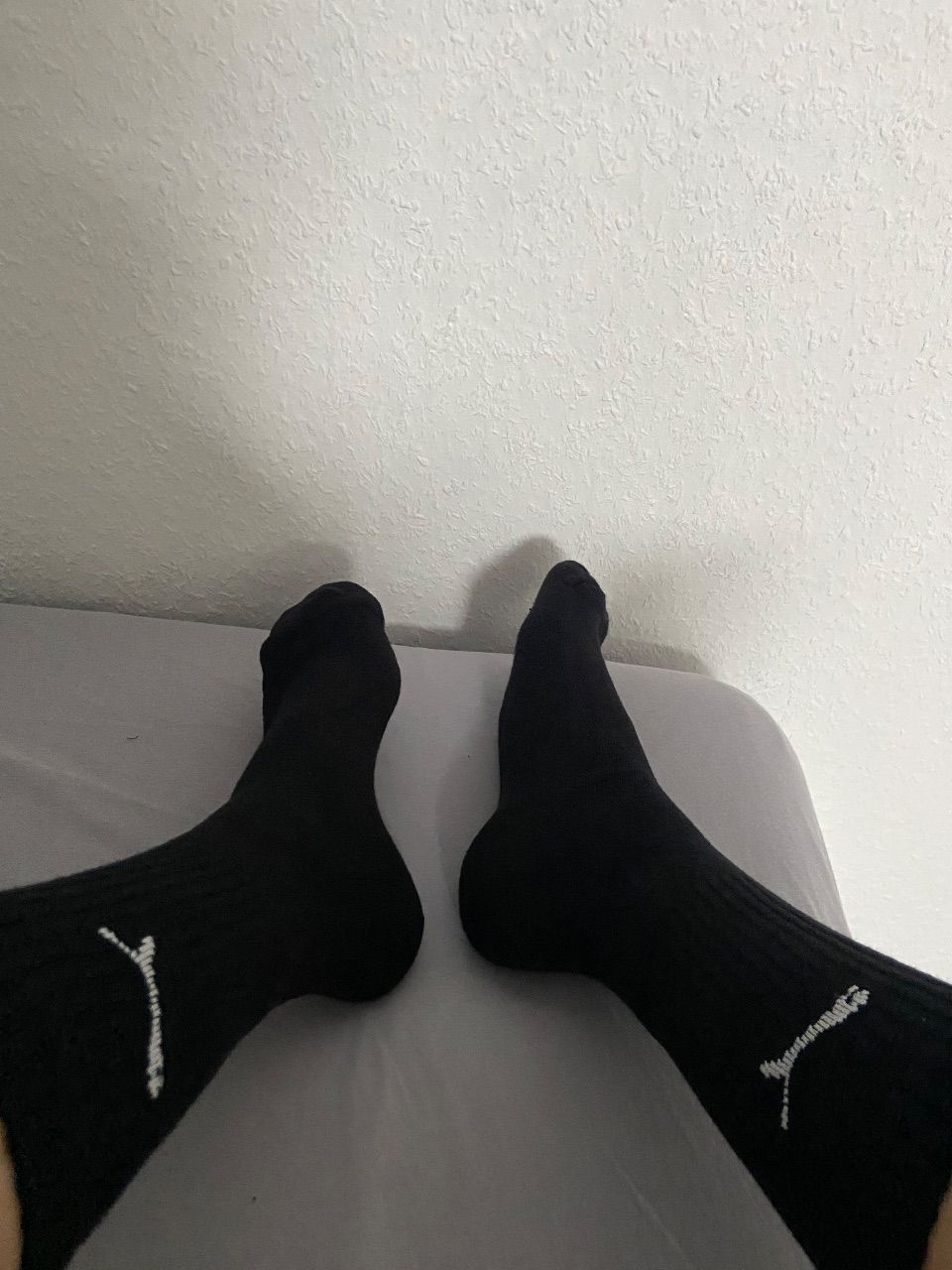 schwarze dicke getragene Puma socken