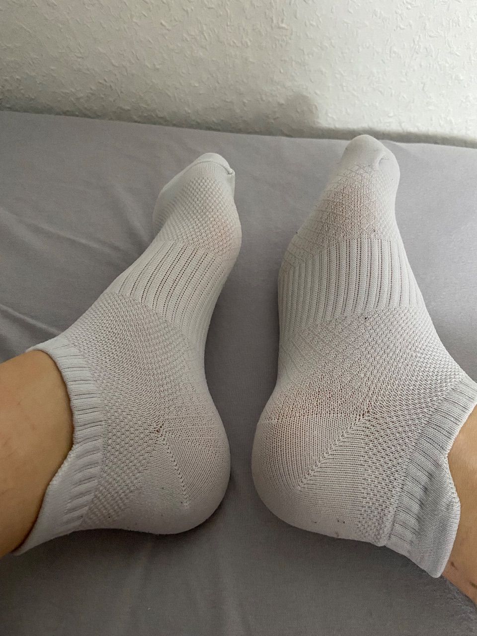 getragene weiße Söckchen