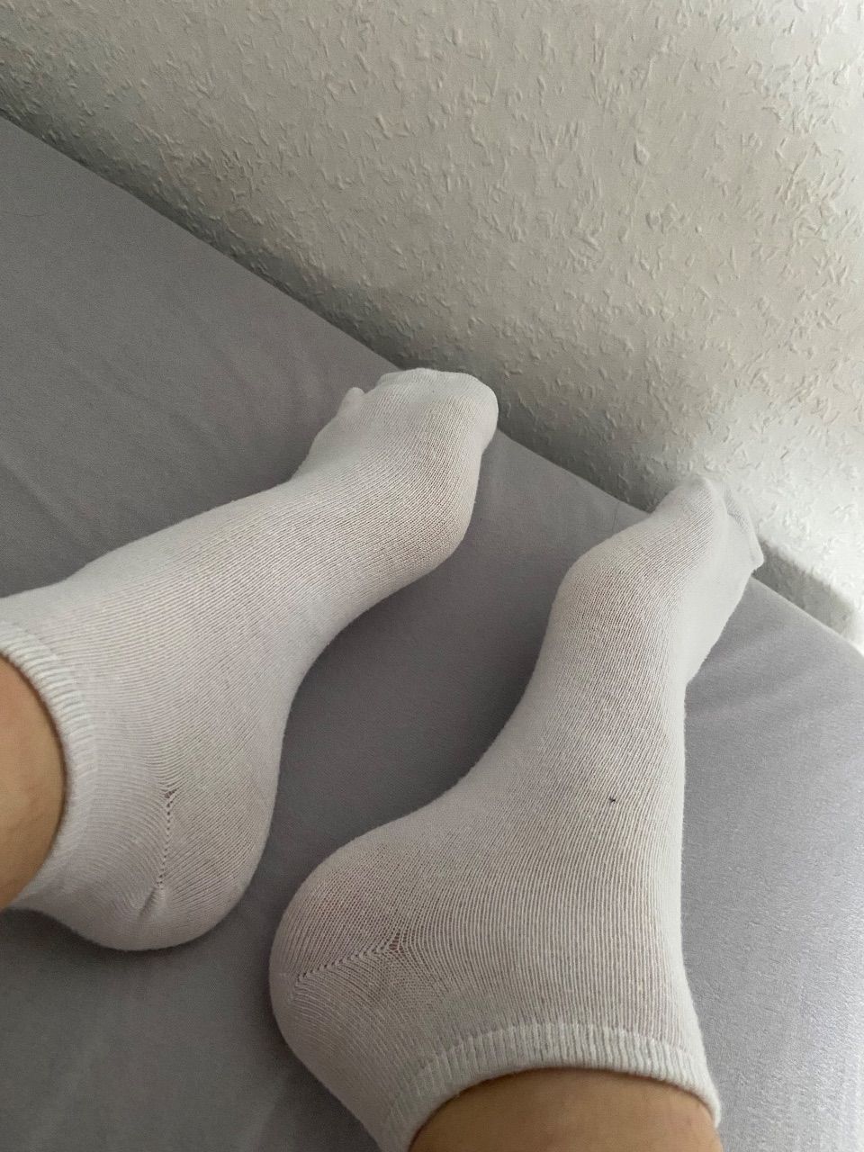 getragene weiße Söckchen 