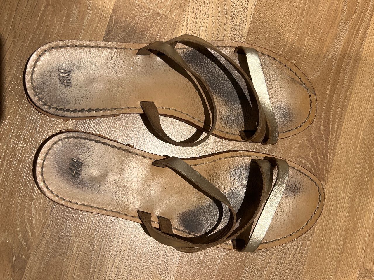 Gebrauchte Sandalen Gold Riemen  Size 39