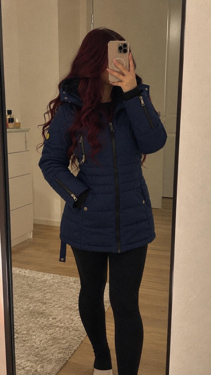 Dunkelblaue Winterjacke mit Kapuze -38