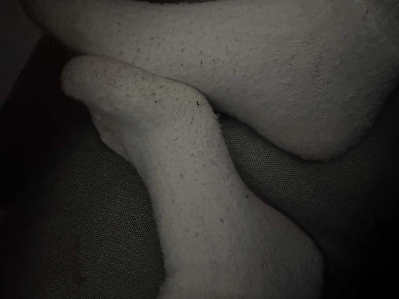 getragene weisse socken