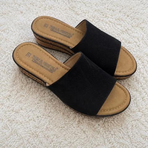 Ohne Marke Sun & Shadow schwarze Keilabsatz-Sandalen zum Hineinschlüpfen, Größe 39 Size 39
