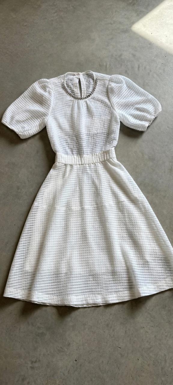 Weißes Kleid mit Kettendetail Größe 36
