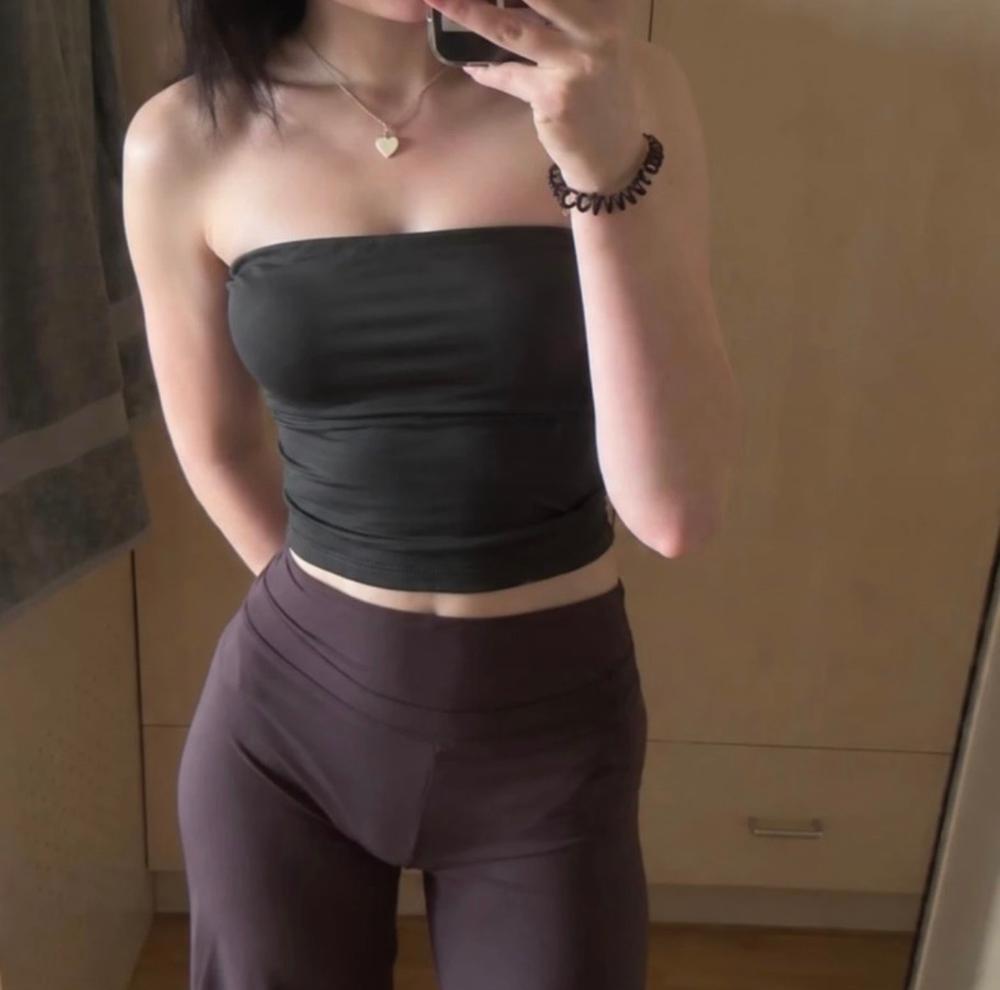 Schwarzes trägerloses Bandeau-Top – minimalistischer Stil