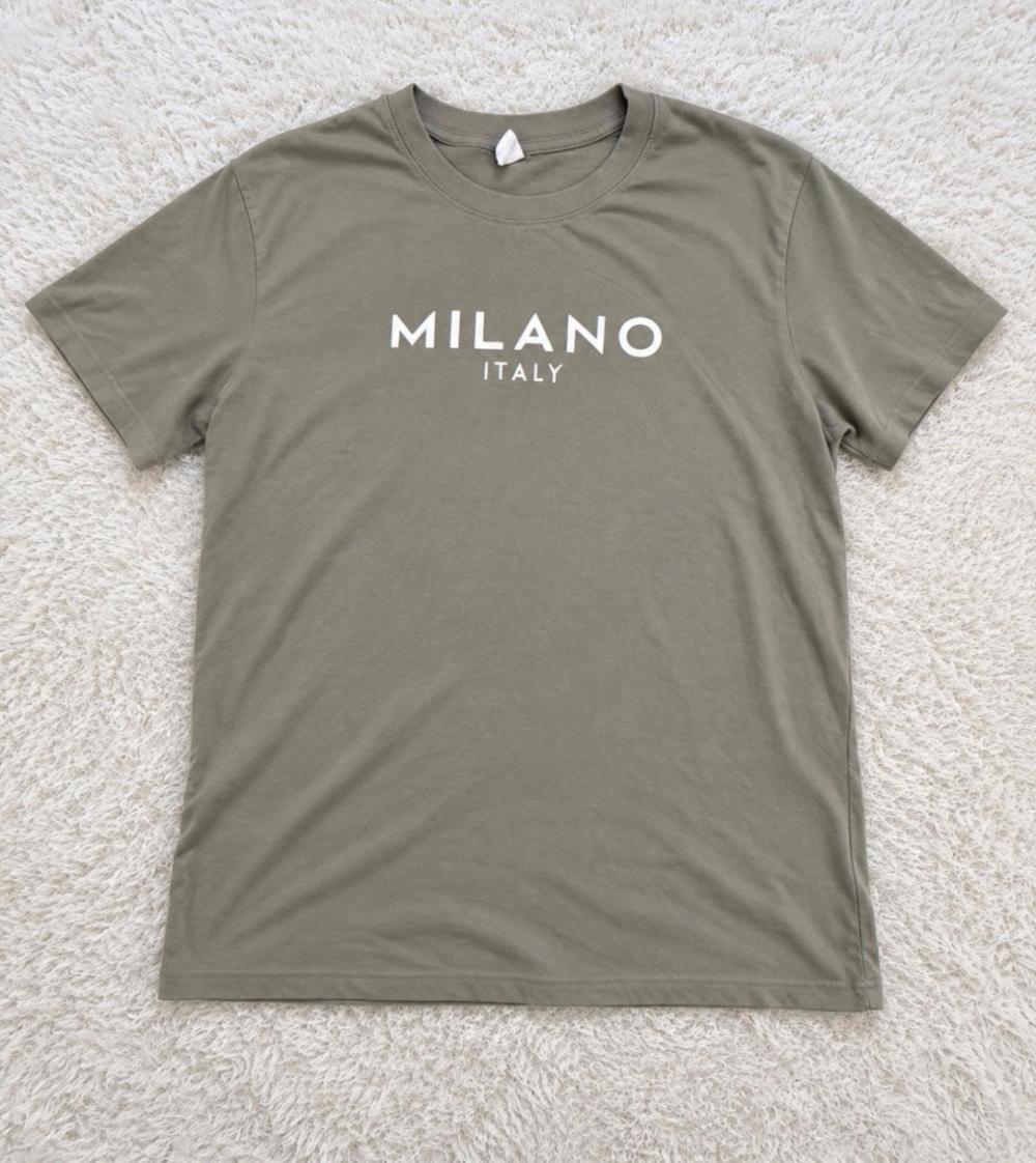 Olivgrünes „Milano Italy“ T-Shirt Größe S