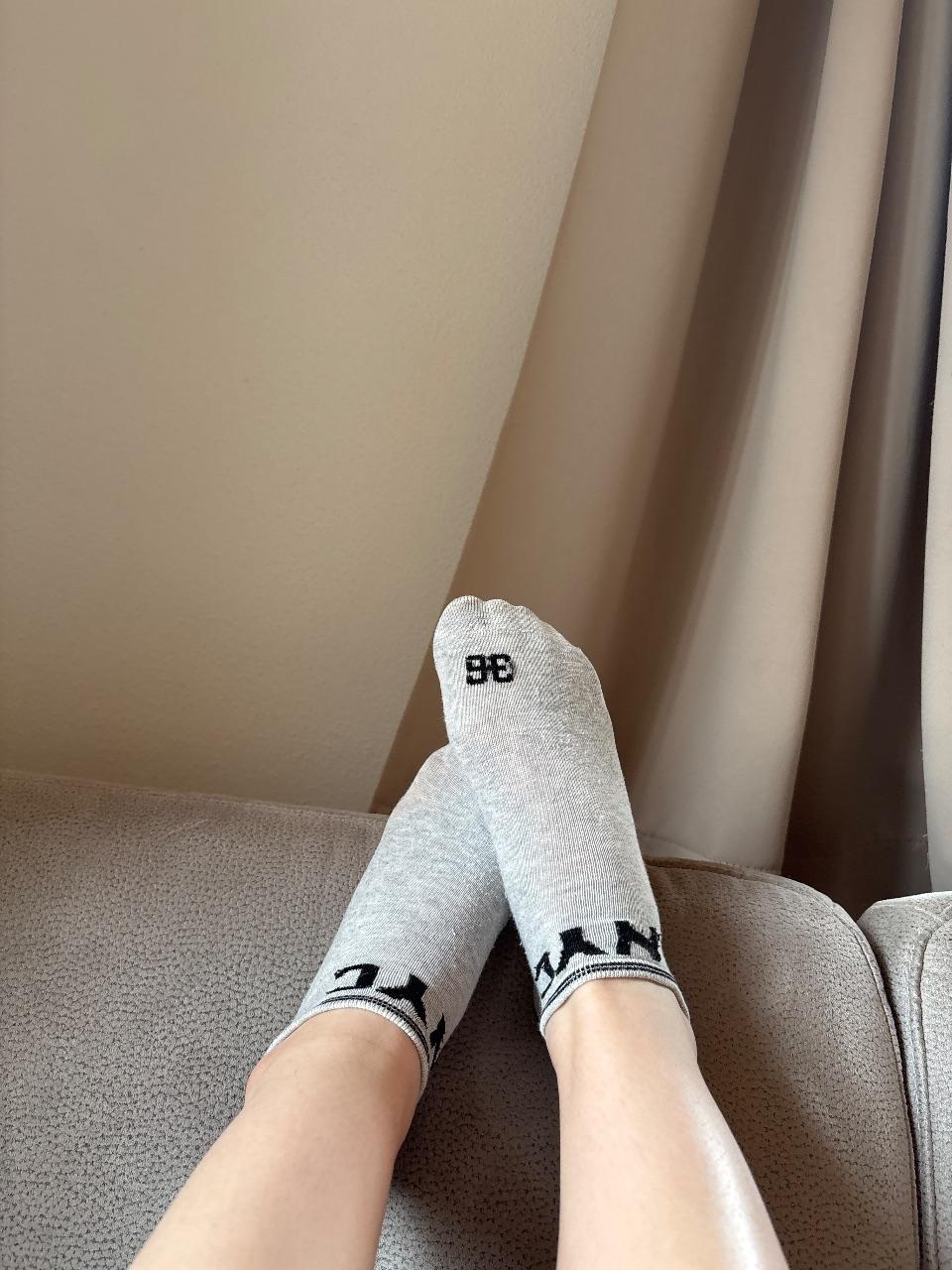 Graue Socken mit Löchern