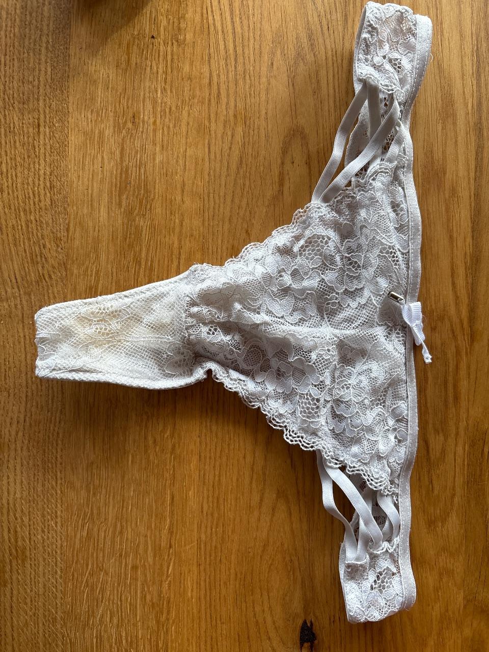 Weißer Spitzen Tanga sehr gebraucht