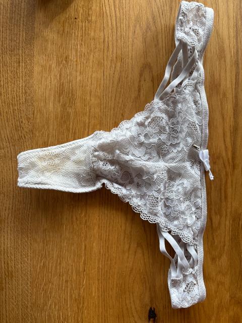 Weißer Spitzen Tanga sehr gebraucht