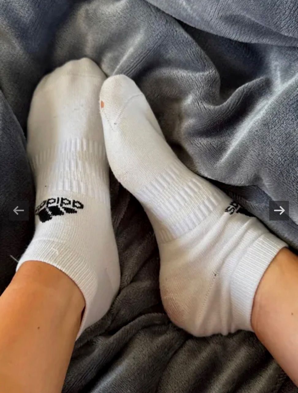 getragene Socken mit Löchern von Adidas
