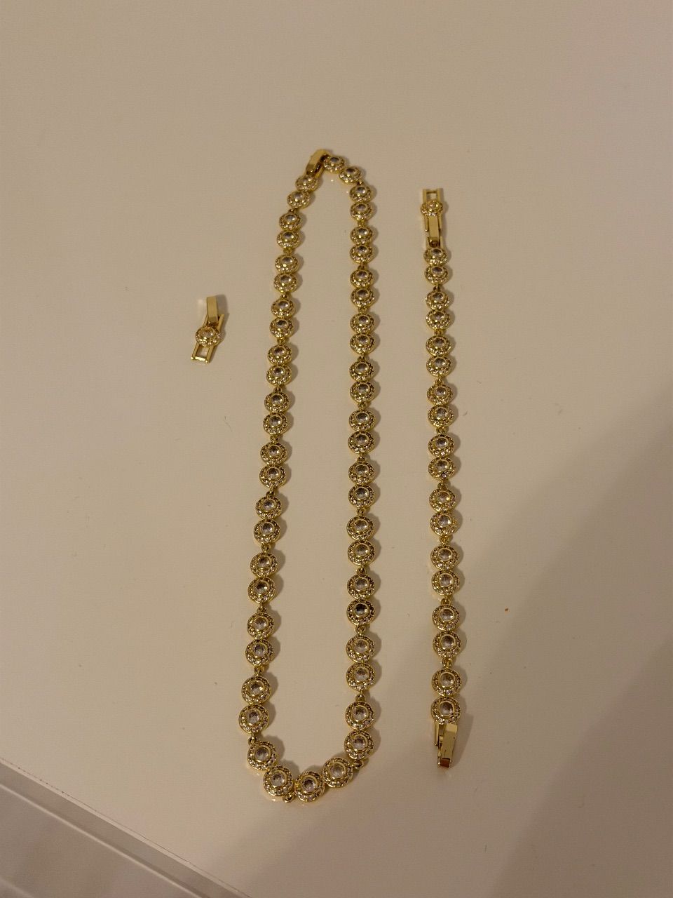Goldene Kette und Armband mit Steinen 