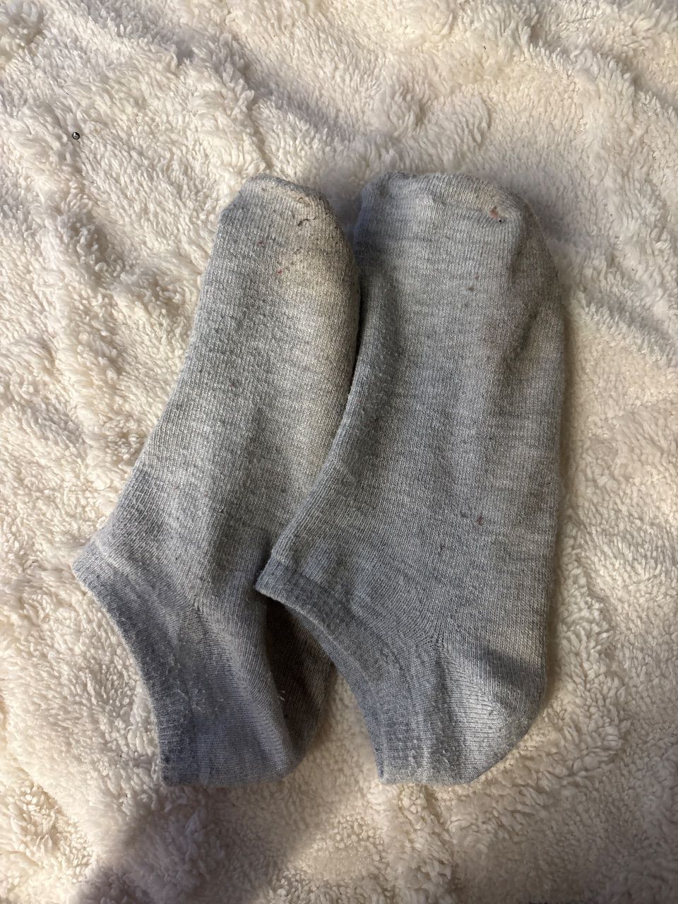 getragene graue socken