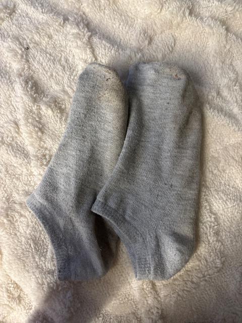 getragene graue socken