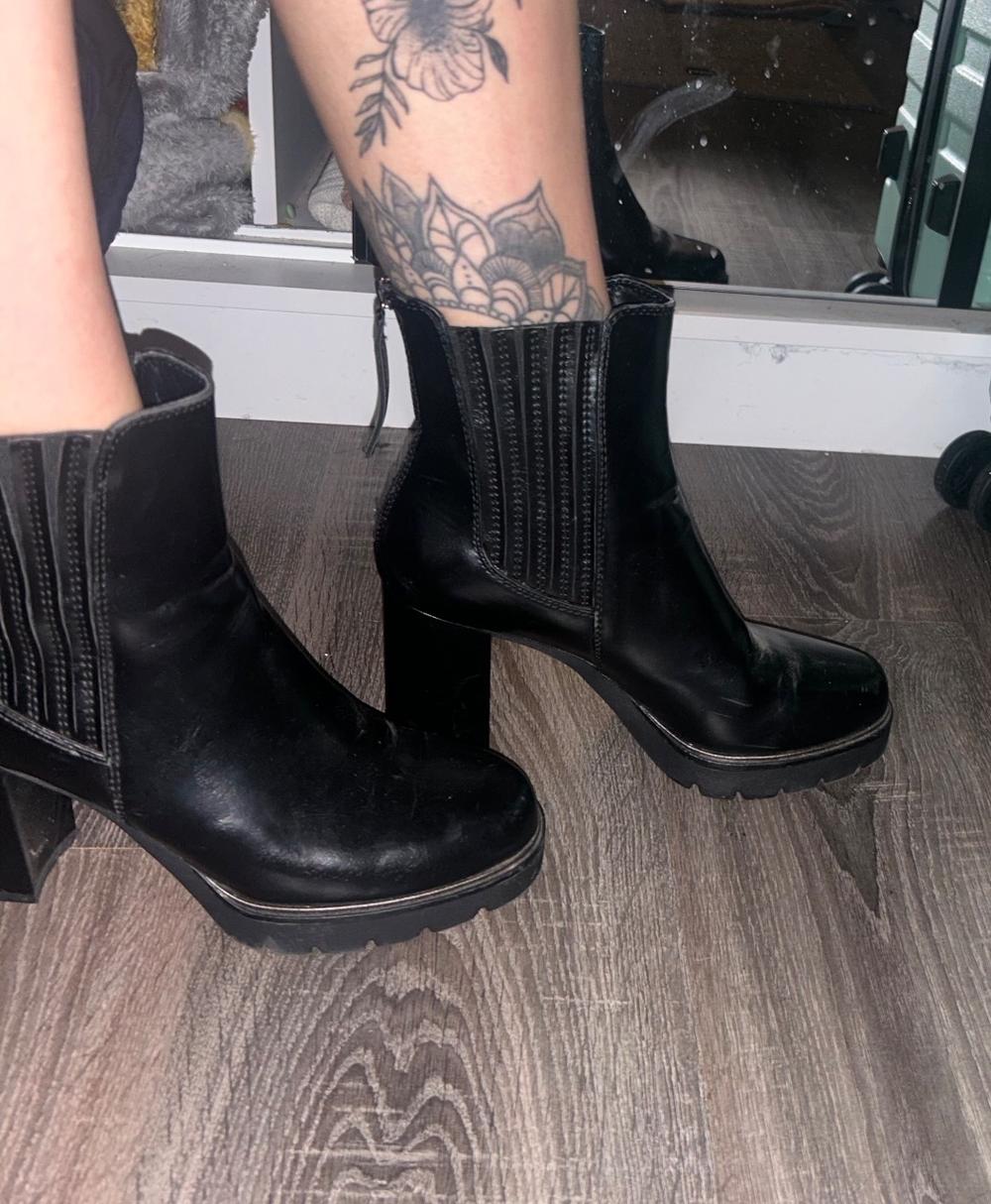 Schwarze Catwalk Boots in Lederoptik 🤫