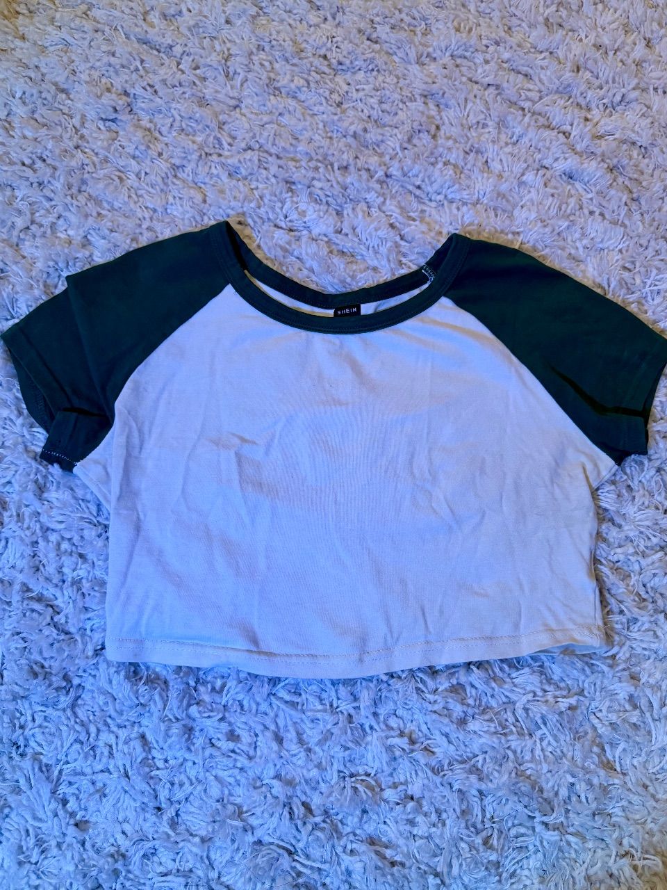 Weißes Shirt mit grünen Ärmeln 