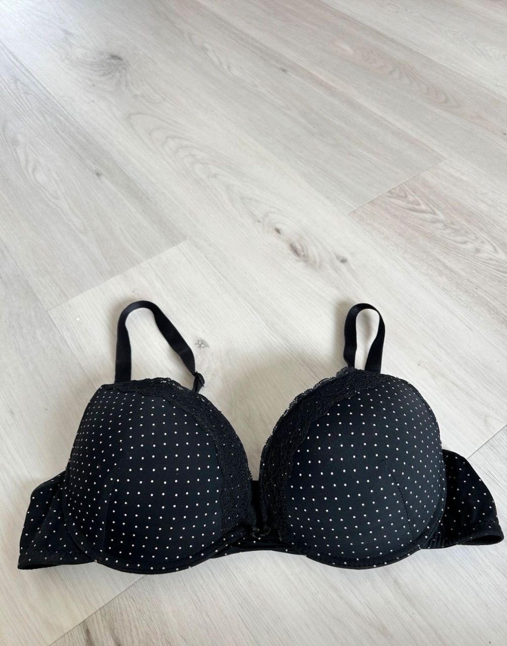 Schwarzer BH mit weißen Punkten und Spitze Size L
