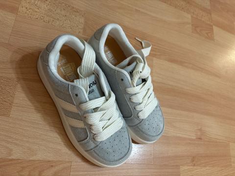 NEU Hellgraue Sneaker mit weißen Streifen Gr. 36 ungetragen