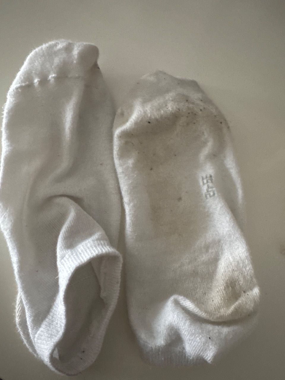 Getragene weiße Socken 