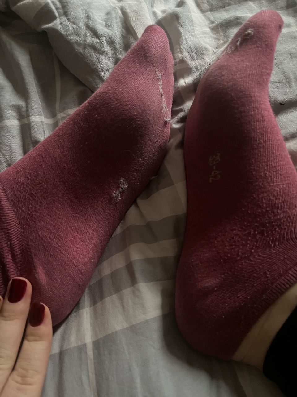 Getragene Socken, dunkel rosa( bin mir bei der Farbe nicht so sicher 😂)