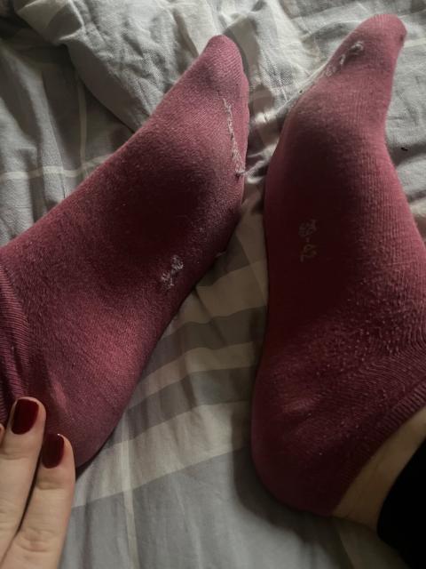 Getragene Socken, dunkel rosa( bin mir bei der Farbe nicht so sicher 😂)