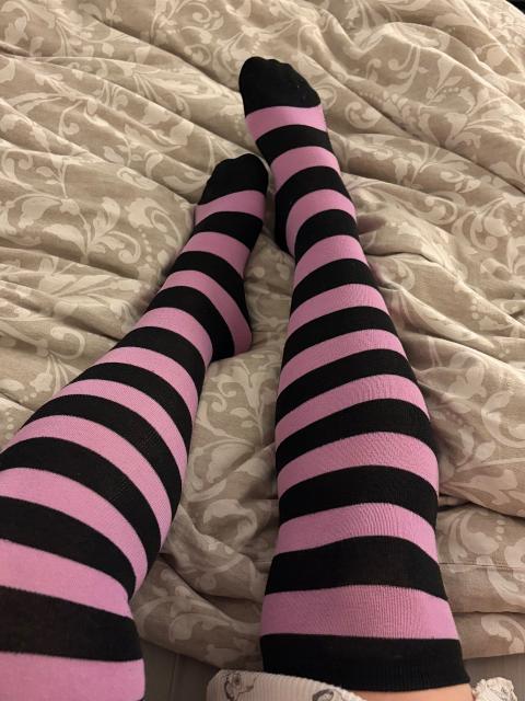 Gestreifte Socken getragen