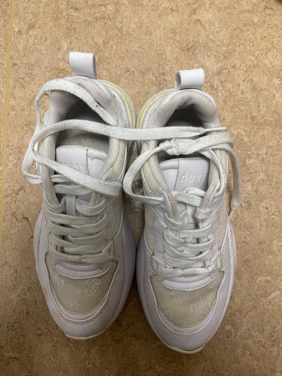 Benutzte sneaker