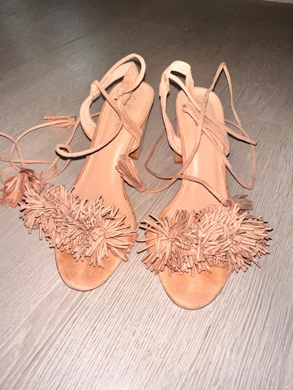 Durchgetragene High heels