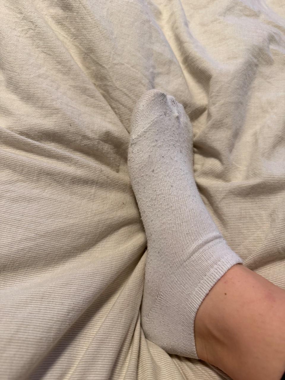 Getragene Socken in verschiedenen Farben zu verkaufen