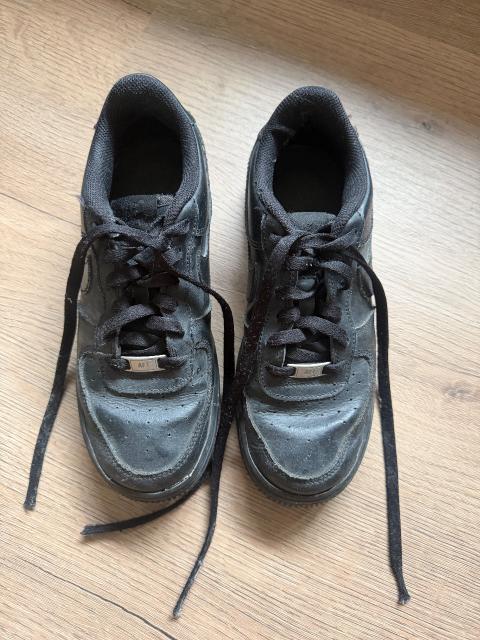 Schwarze sneaker