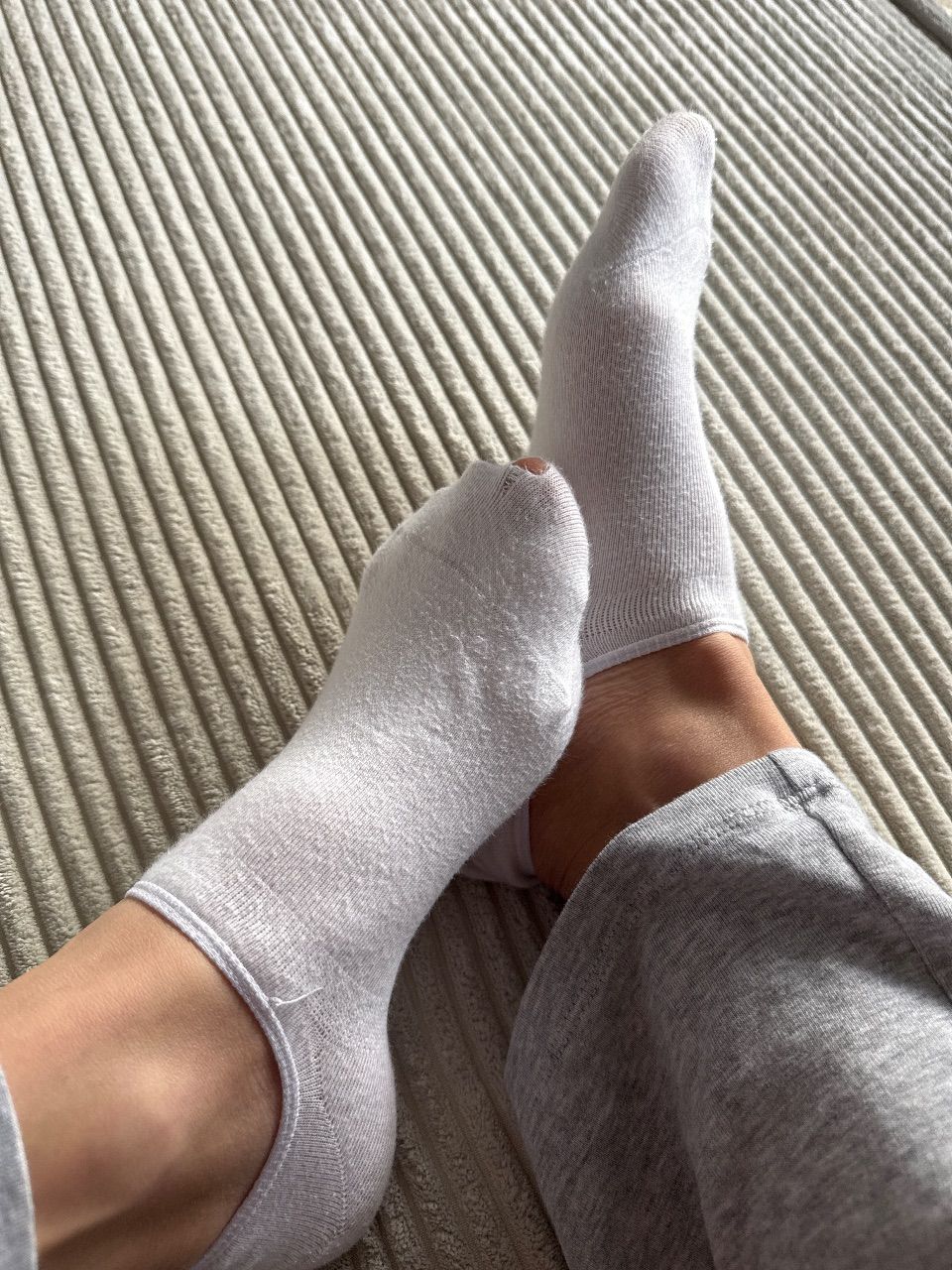 weiße getragene Sneaker Socken