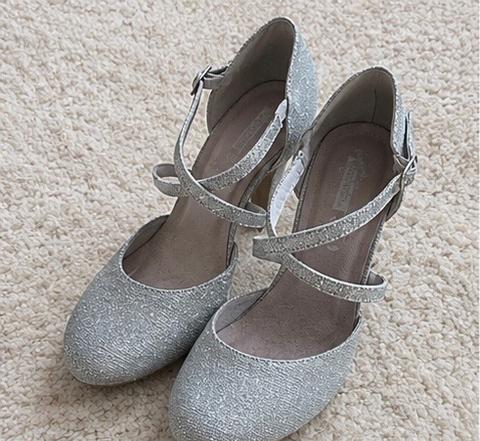 Living Updated Silberne Glitzer Absatzschuhe Size 40