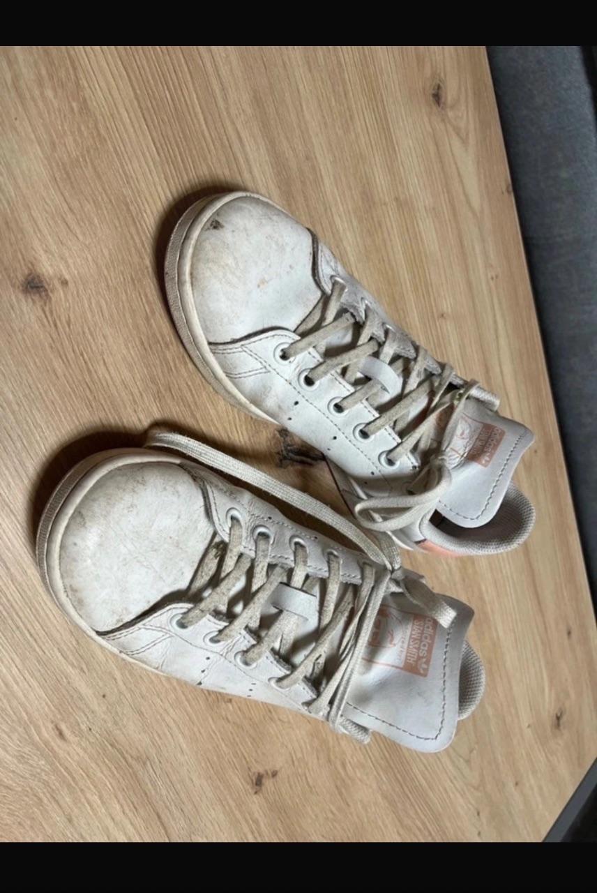 Sehr gut getragene Adidas sneakers