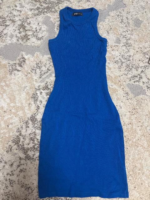 Enges, blaues Kleid