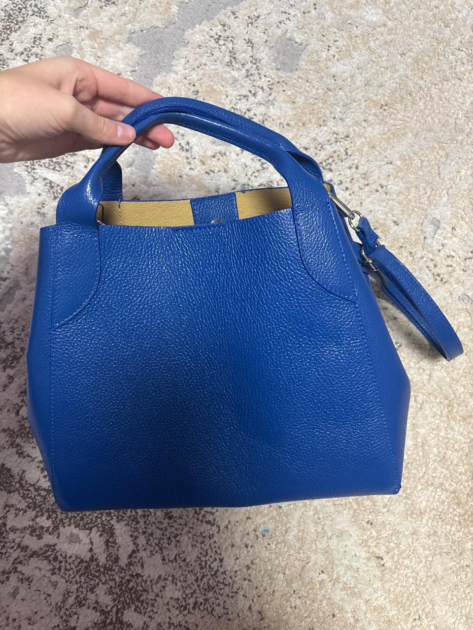 Blaue Handtasche