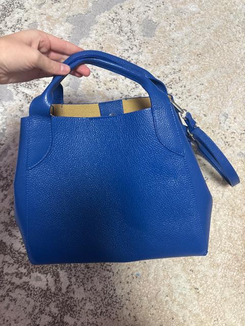Blaue Handtasche