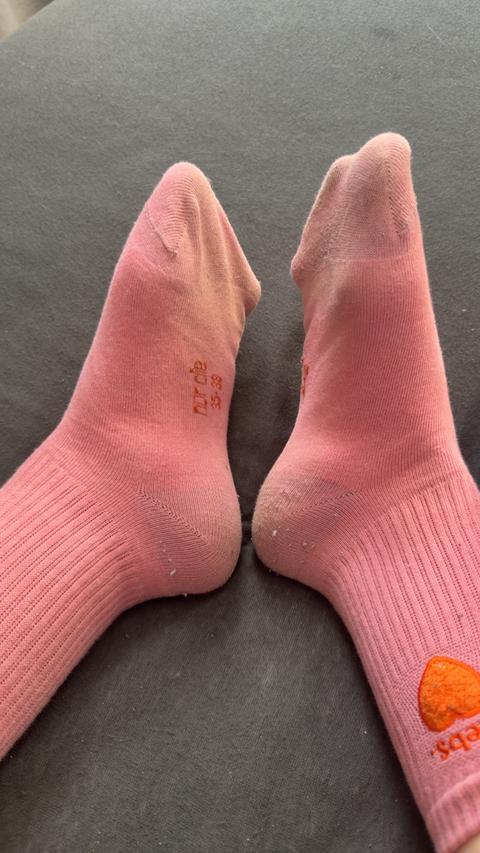 Rosa Socken abgenutzt und getragen