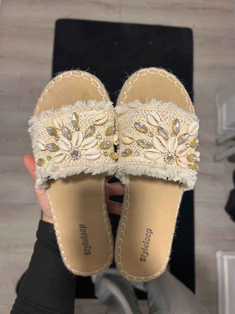 Beige Sandalen mit Muscheln & Strass | Boho-Sommerlook