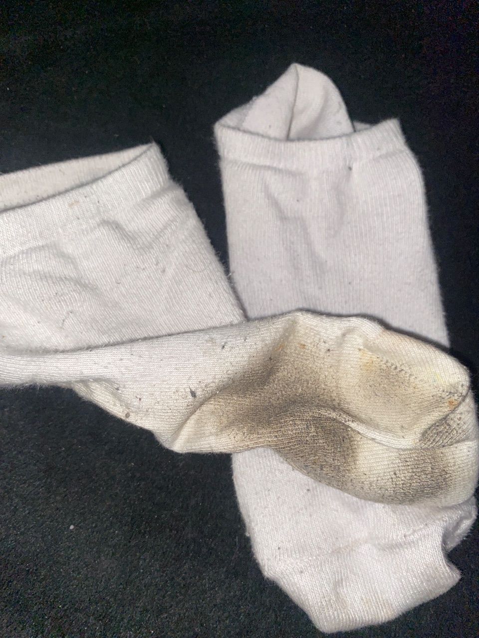getragene weiße Socken 