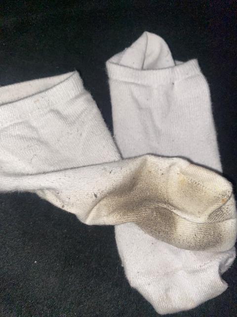 Ohne Marke getragene weiße Socken