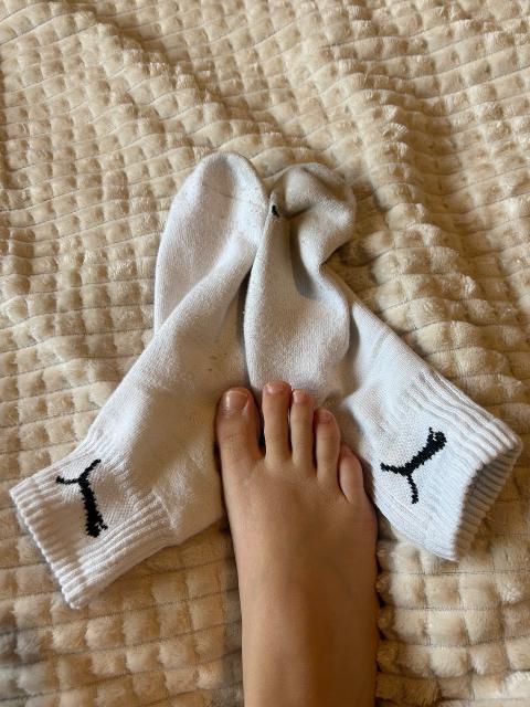 Getragene weiße Tennissocken
